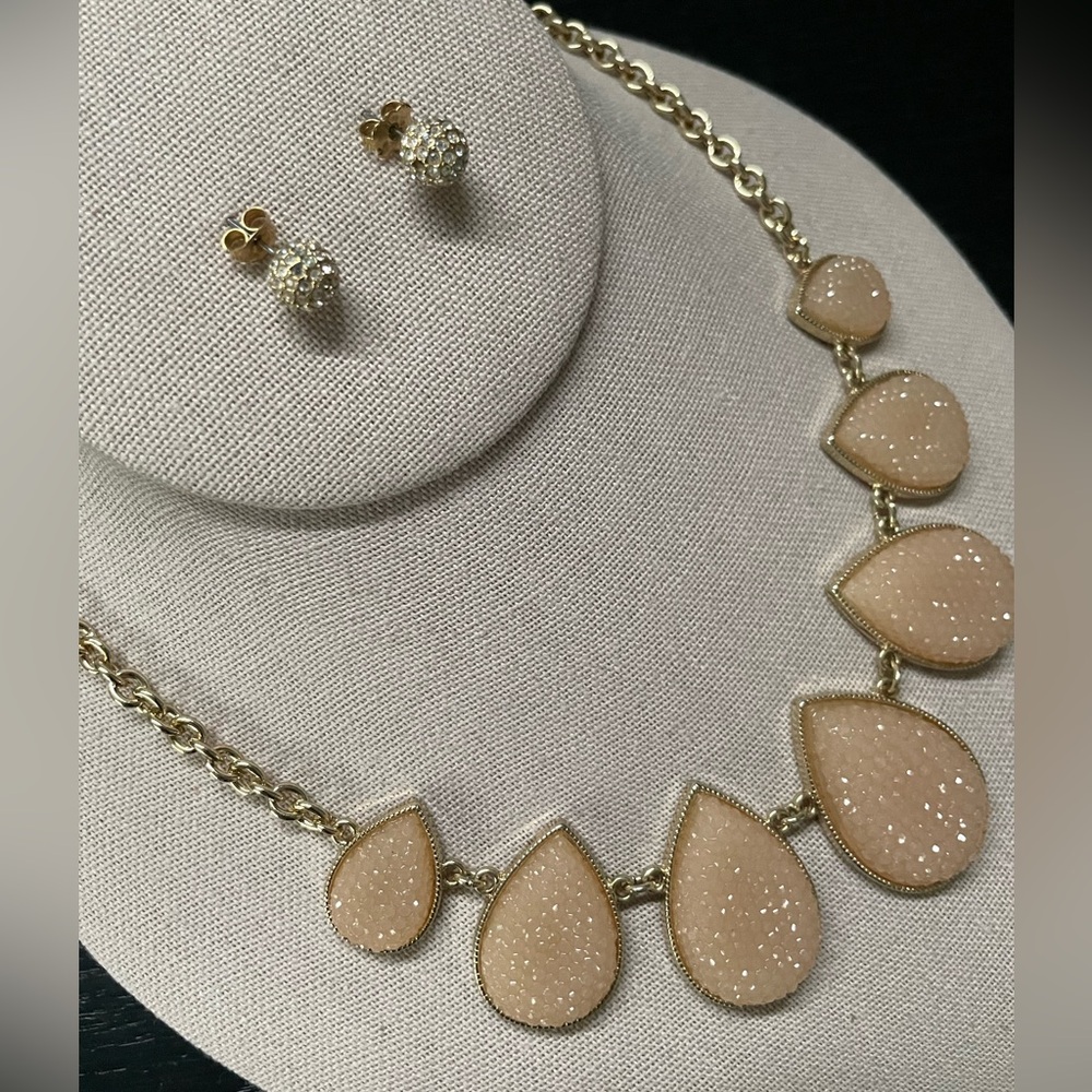 FREE Set: Sparkling Neutral Teardrop Necklace + Rhinestone ball earrings